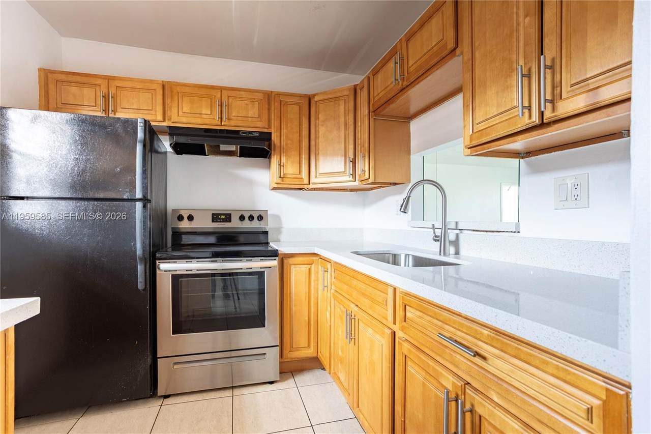 5021 Oakland Park Blvd - Photo 1