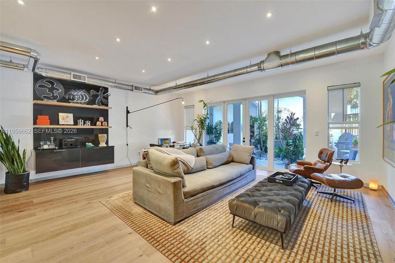 1617 Harrison St - Photo 1