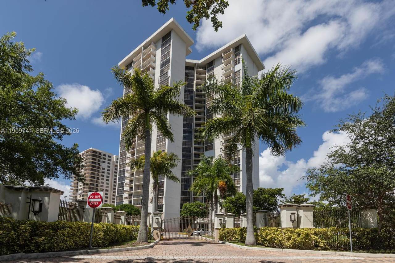 18181 31st Ct - Photo 1