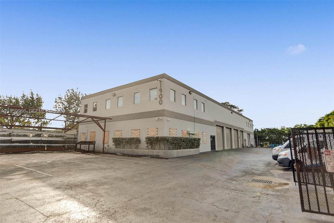 1900 32nd St - Photo 1