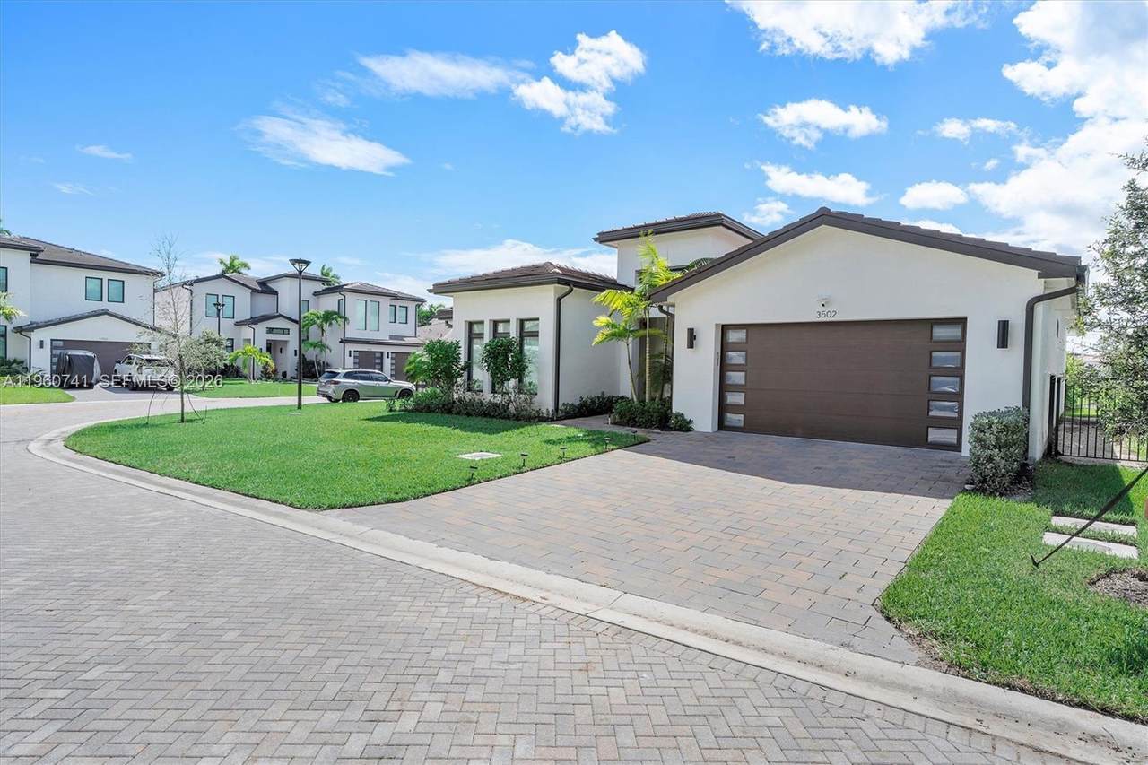 3502 Ashwood Cir N - Photo 1