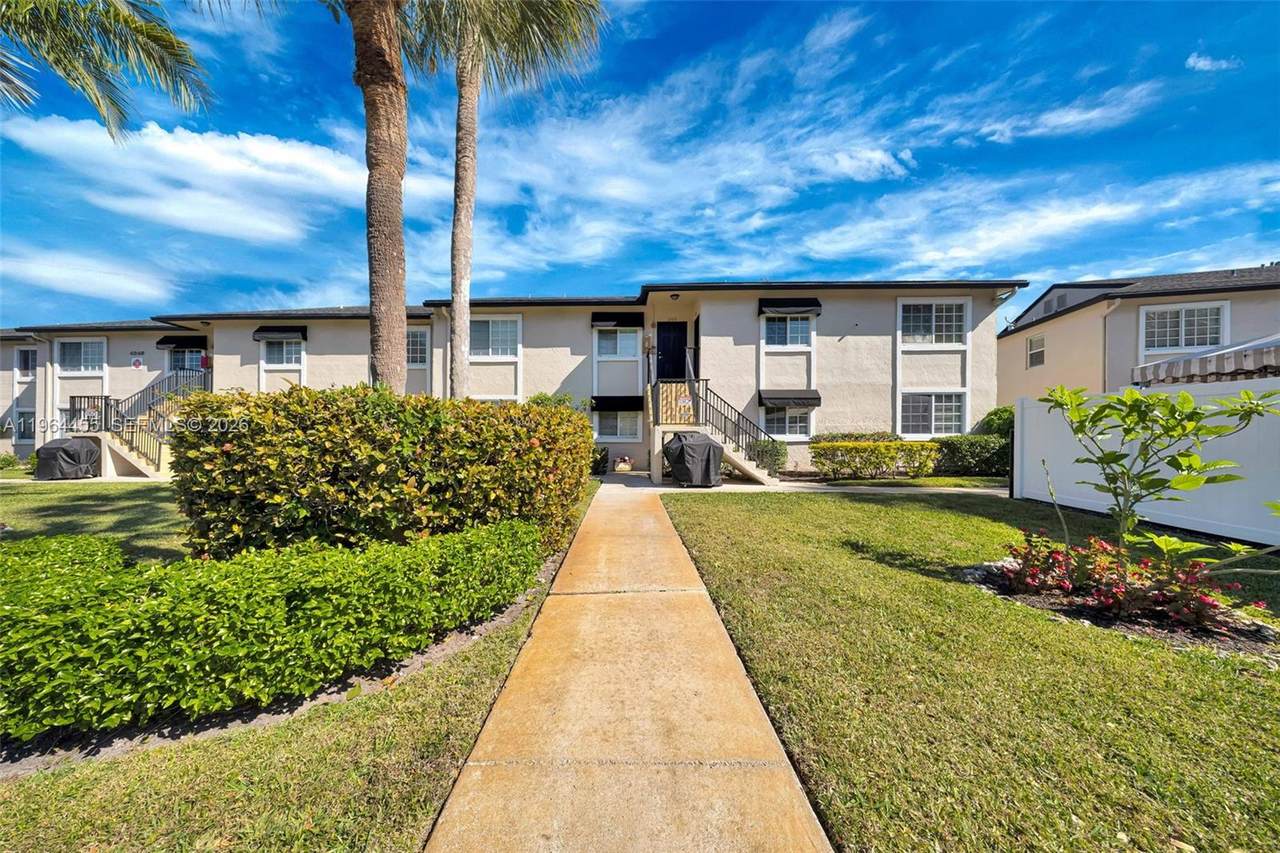 4040 Crystal Lake Dr - Photo 1
