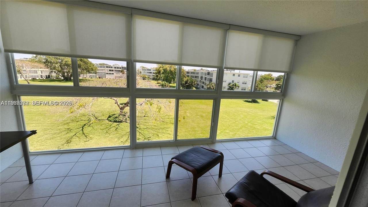 4065 Lyndhurst N - Photo 1