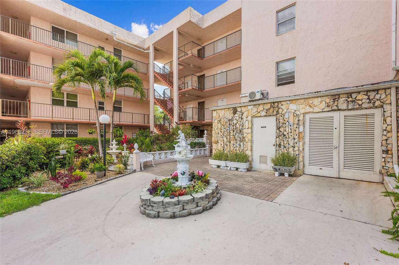 2861 Somerset Dr - Photo 1