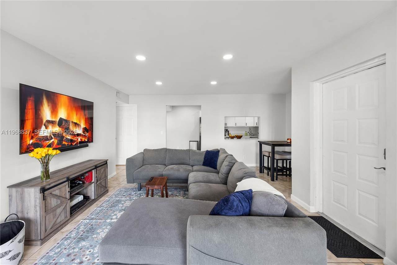13870 Oneida Dr - Photo 1