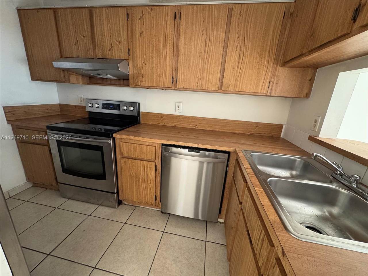 1024 Twin Lakes Dr - Photo 1