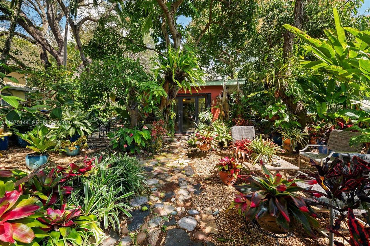 3820 Plaza St - Photo 1