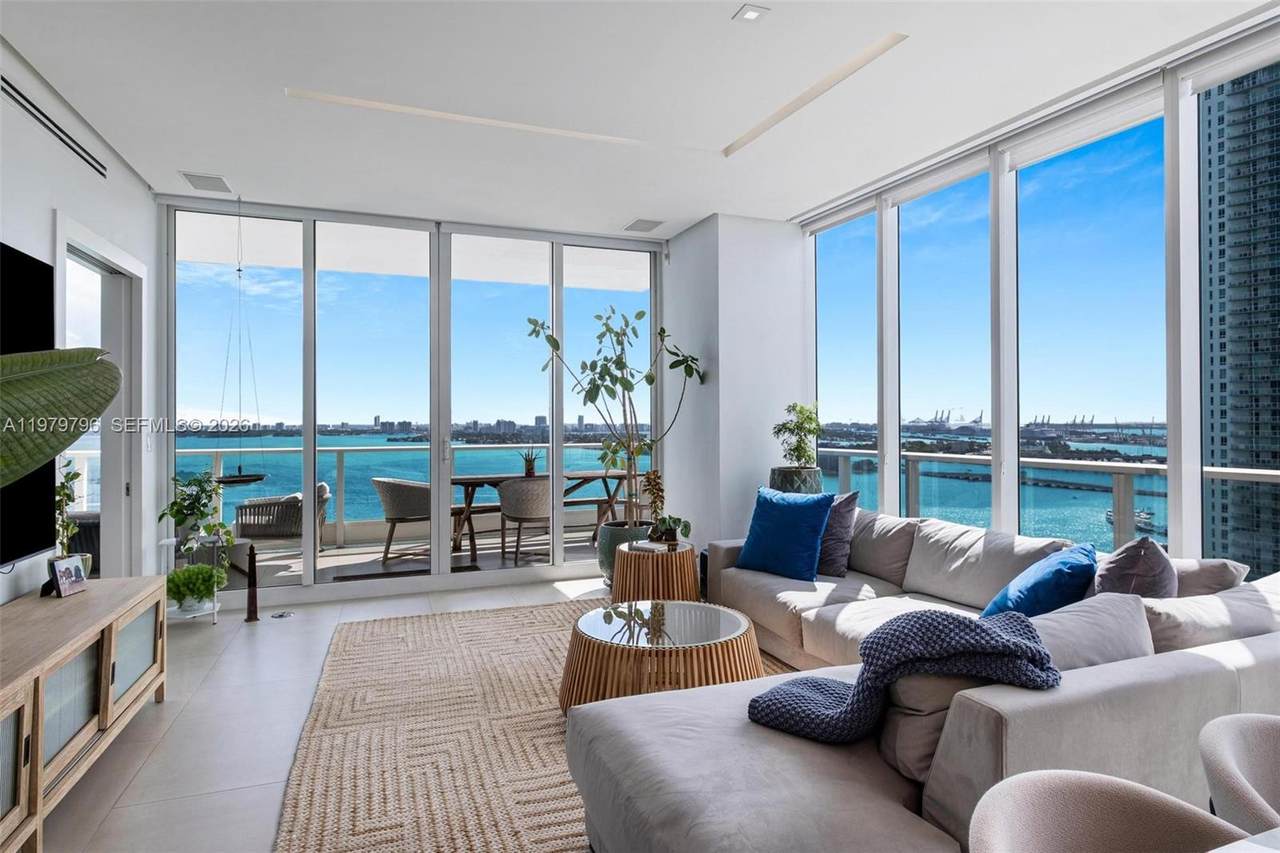 2020 Bayshore Dr - Photo 1