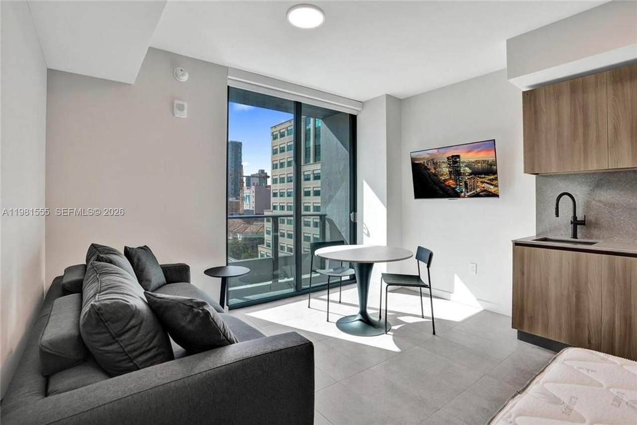 121 5 St - Photo 1