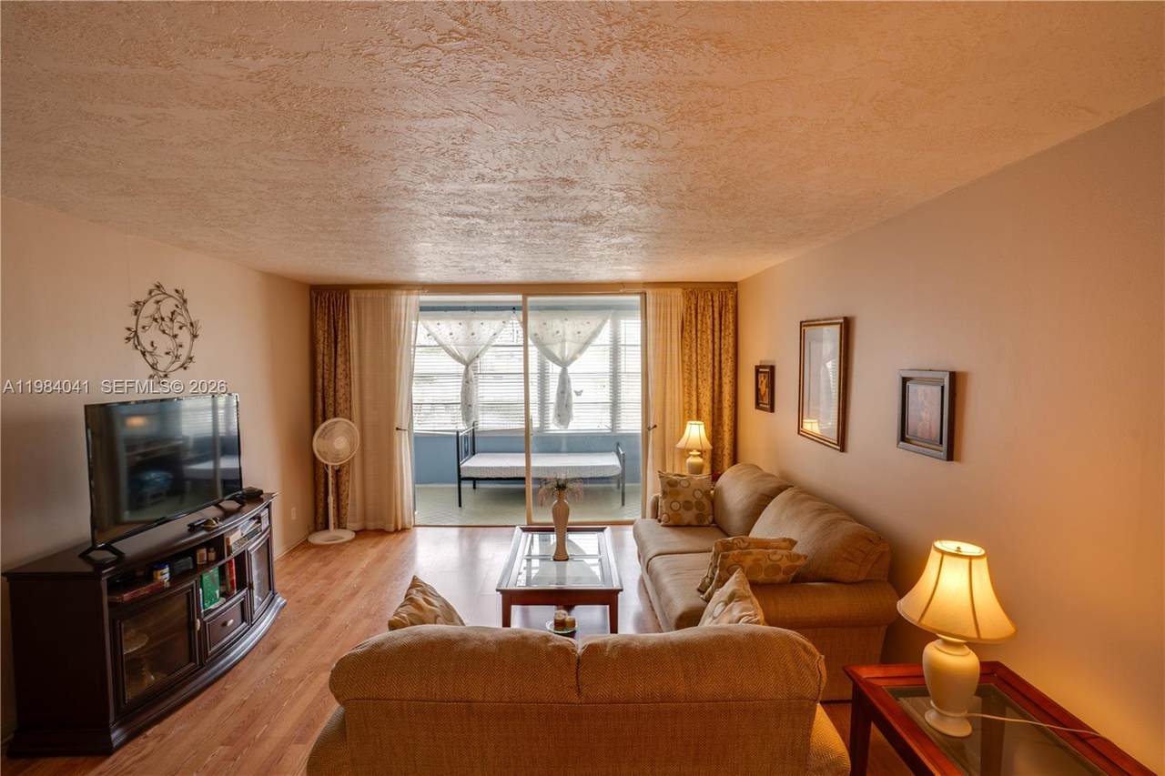 2841 Somerset Dr - Photo 1