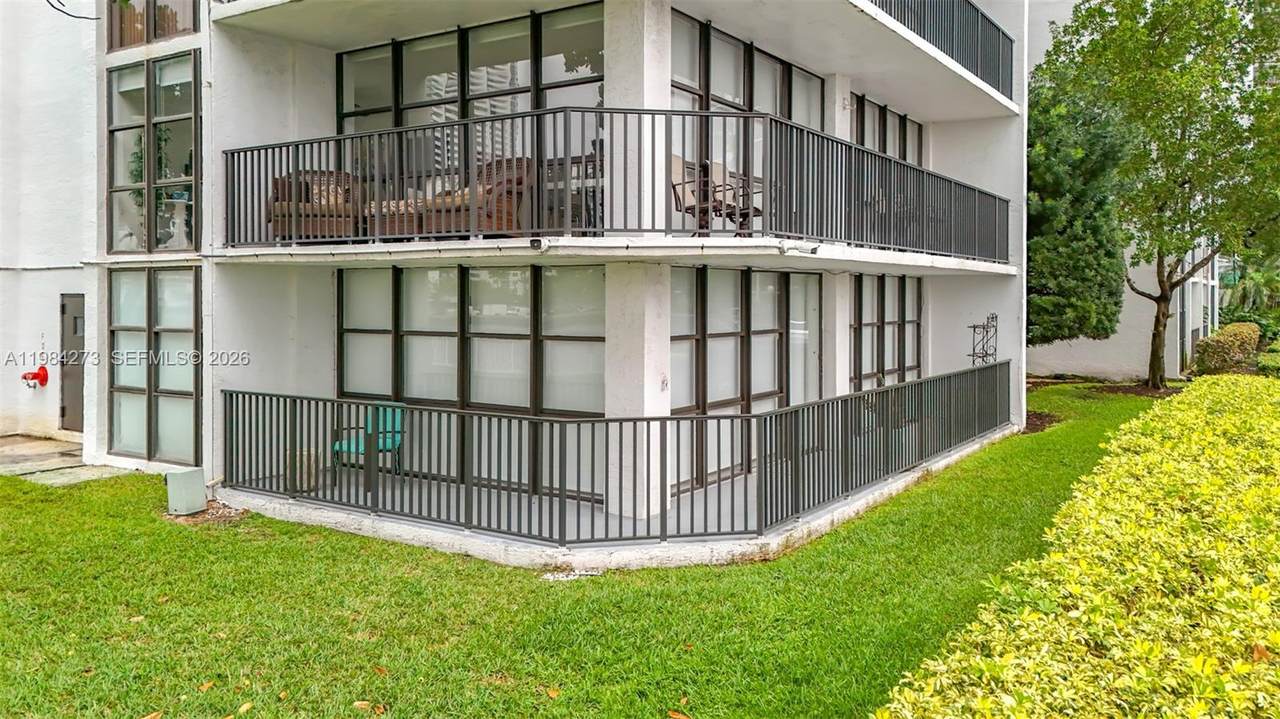 1000 Parkview Dr - Photo 1