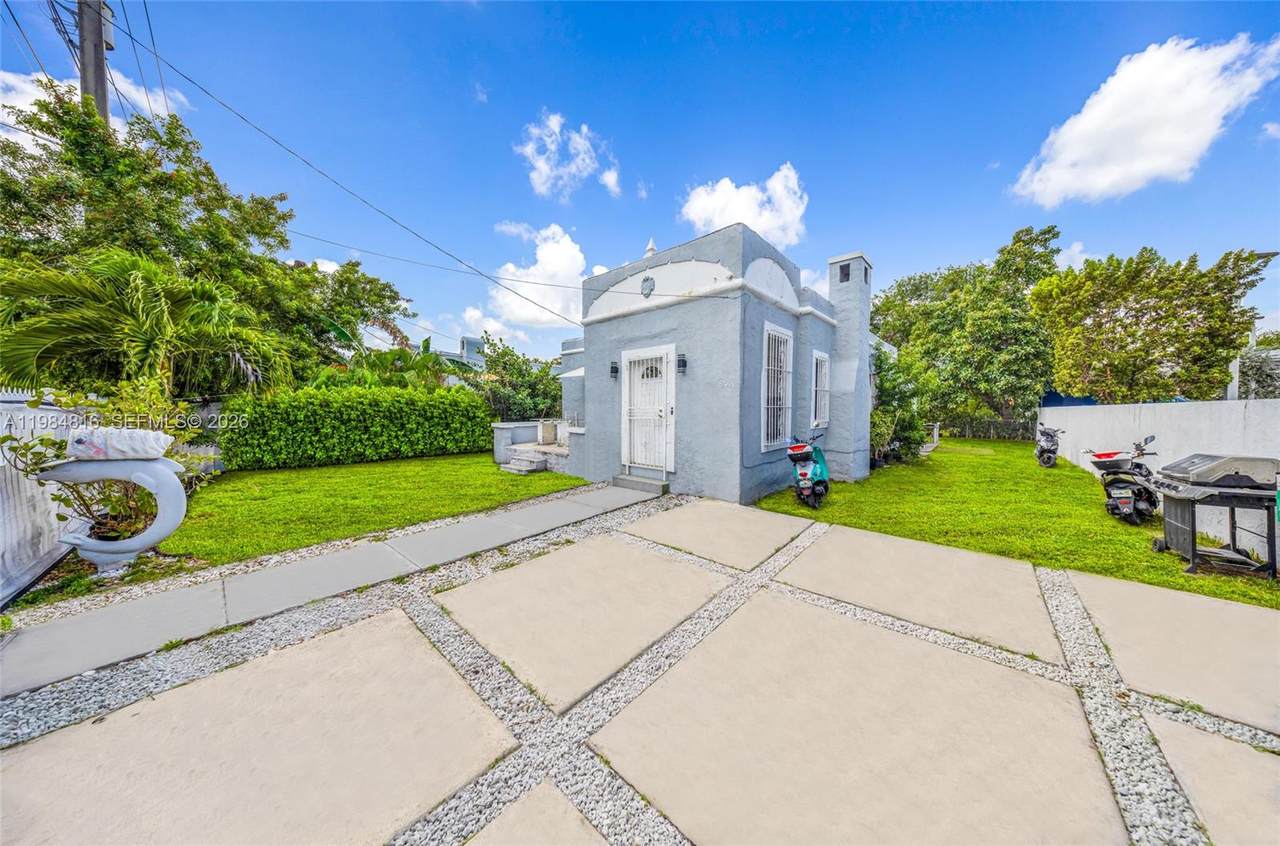844 29th St - Photo 1