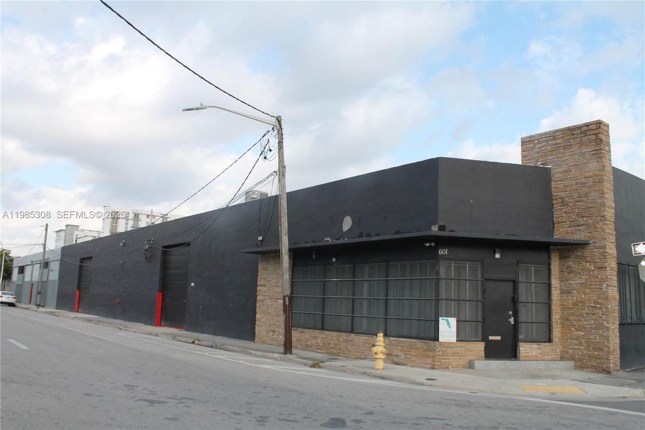 601 11th St - Photo 1