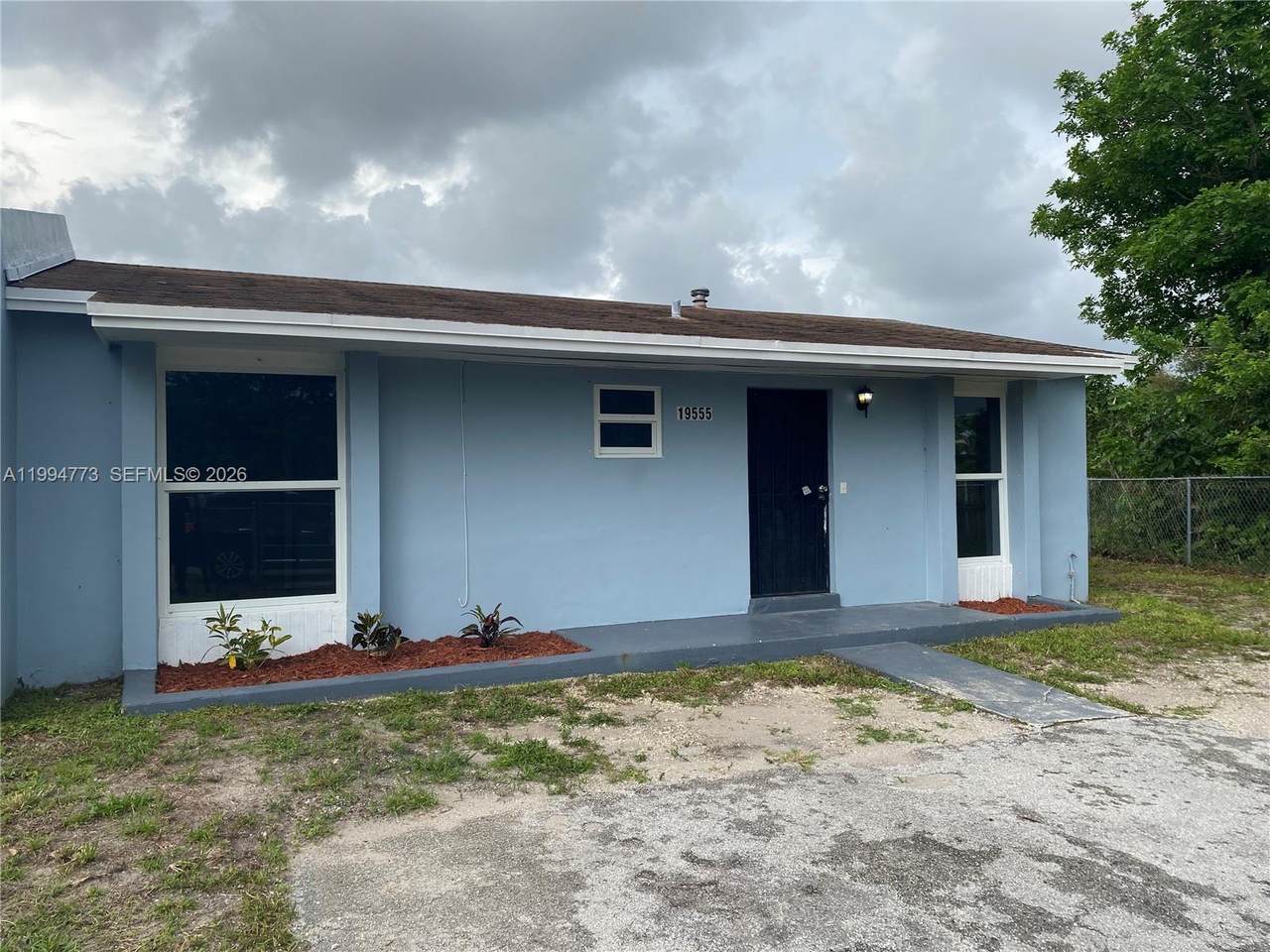 19555 29th Ct - Photo 1
