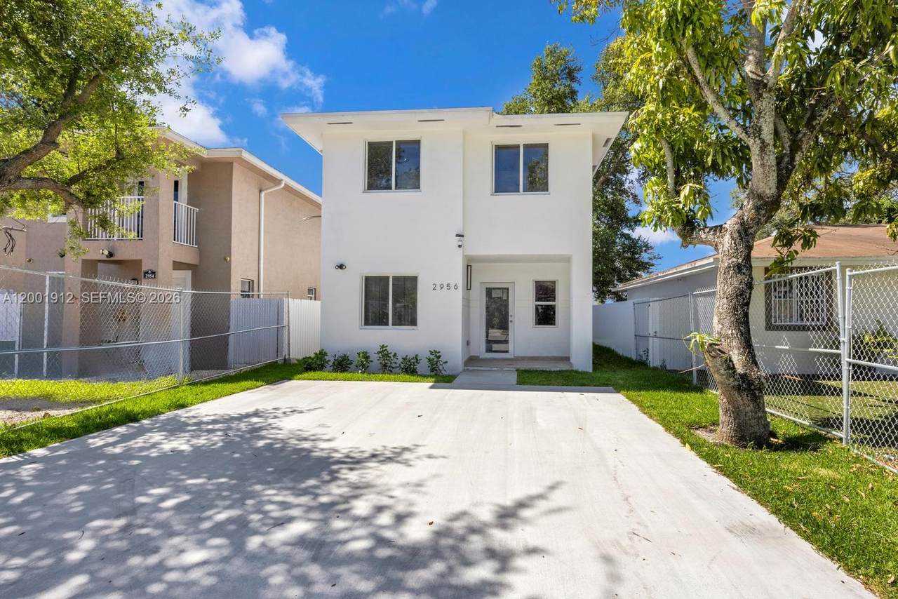 2956 44 ST - Photo 1