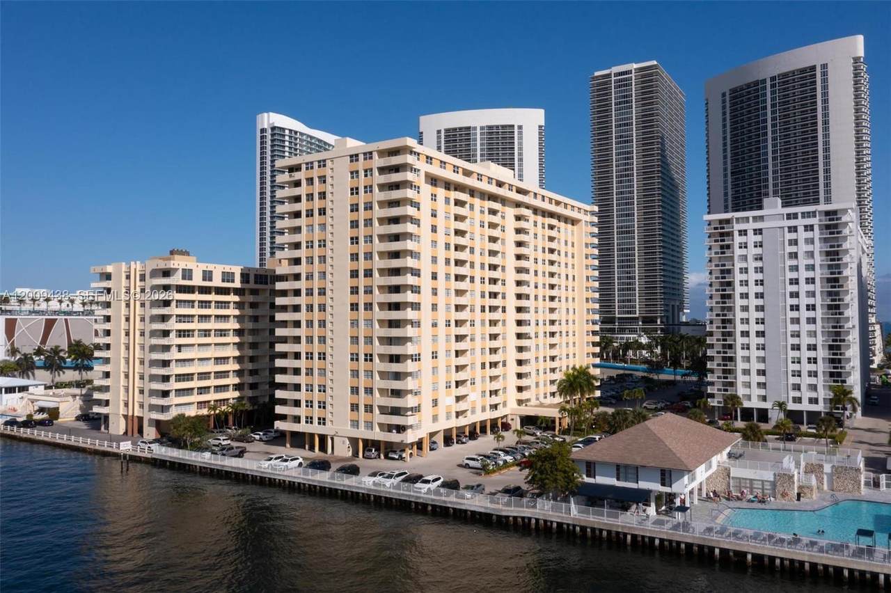1833 Ocean Dr - Photo 1