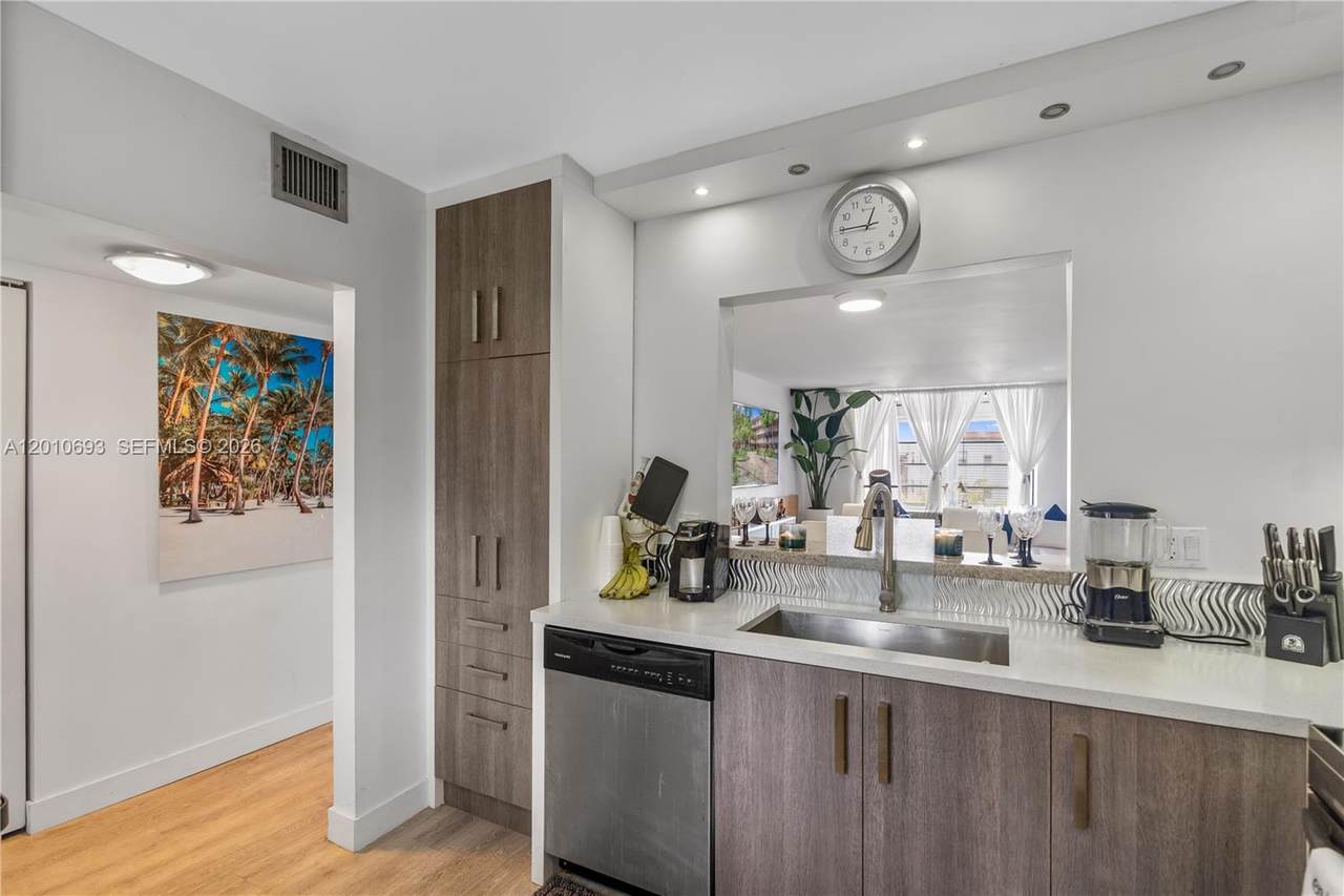 2850 Somerset Dr - Photo 1