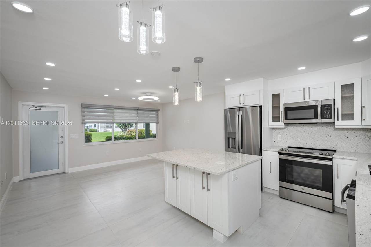 102 Upminster  E - Photo 1