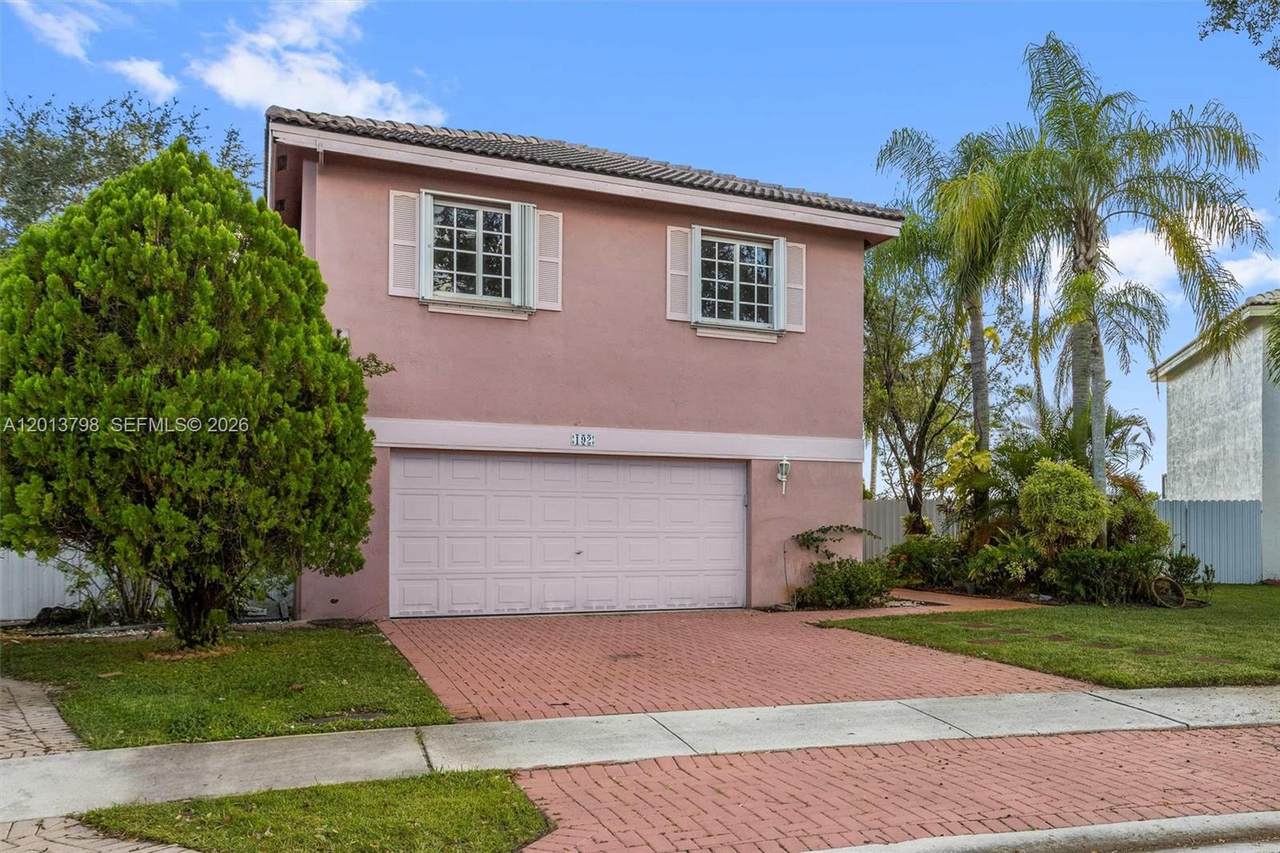 192 204th Ave - Photo 1