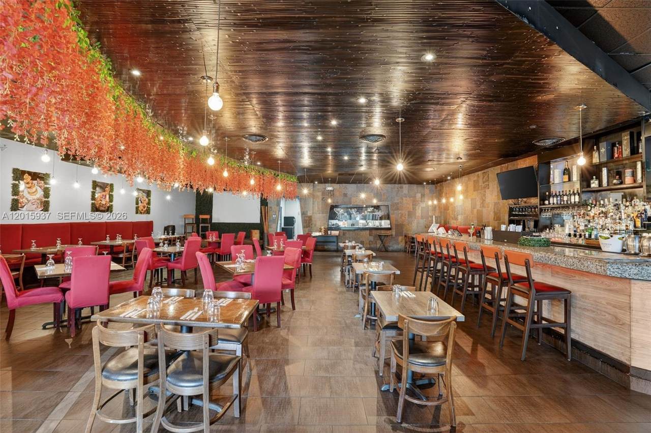  Established Full-Service Restaurant For Sale Prime - Photo 1