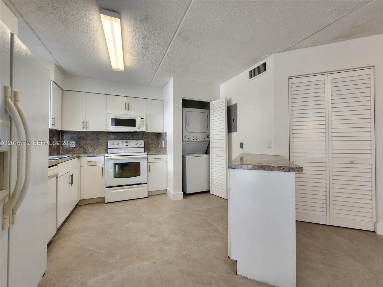 6065 186th St - Photo 1