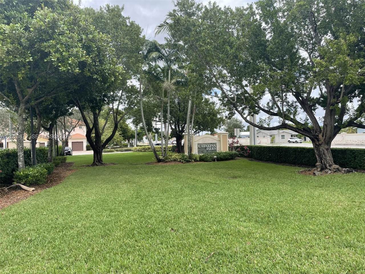 8835 Isles Cir - Photo 1