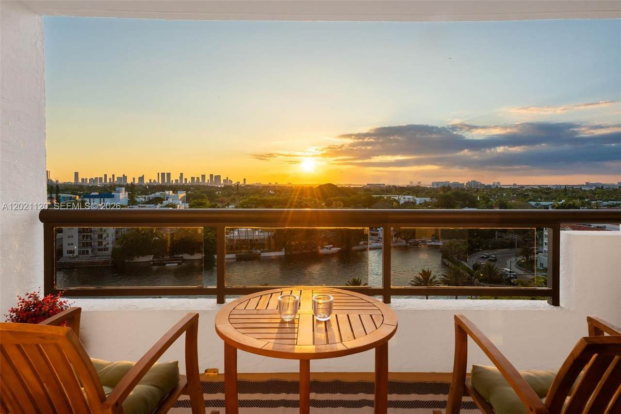 2555 Collins Ave - Photo 1
