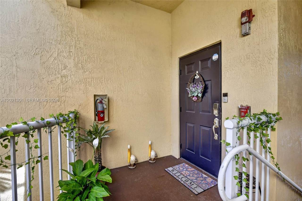 120 Jacaranda Country Club Dr - Photo 1