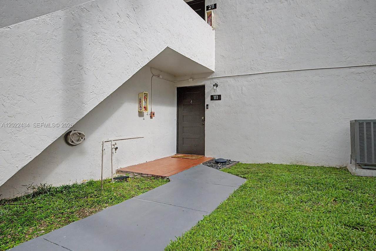 13045 68th St - Photo 1