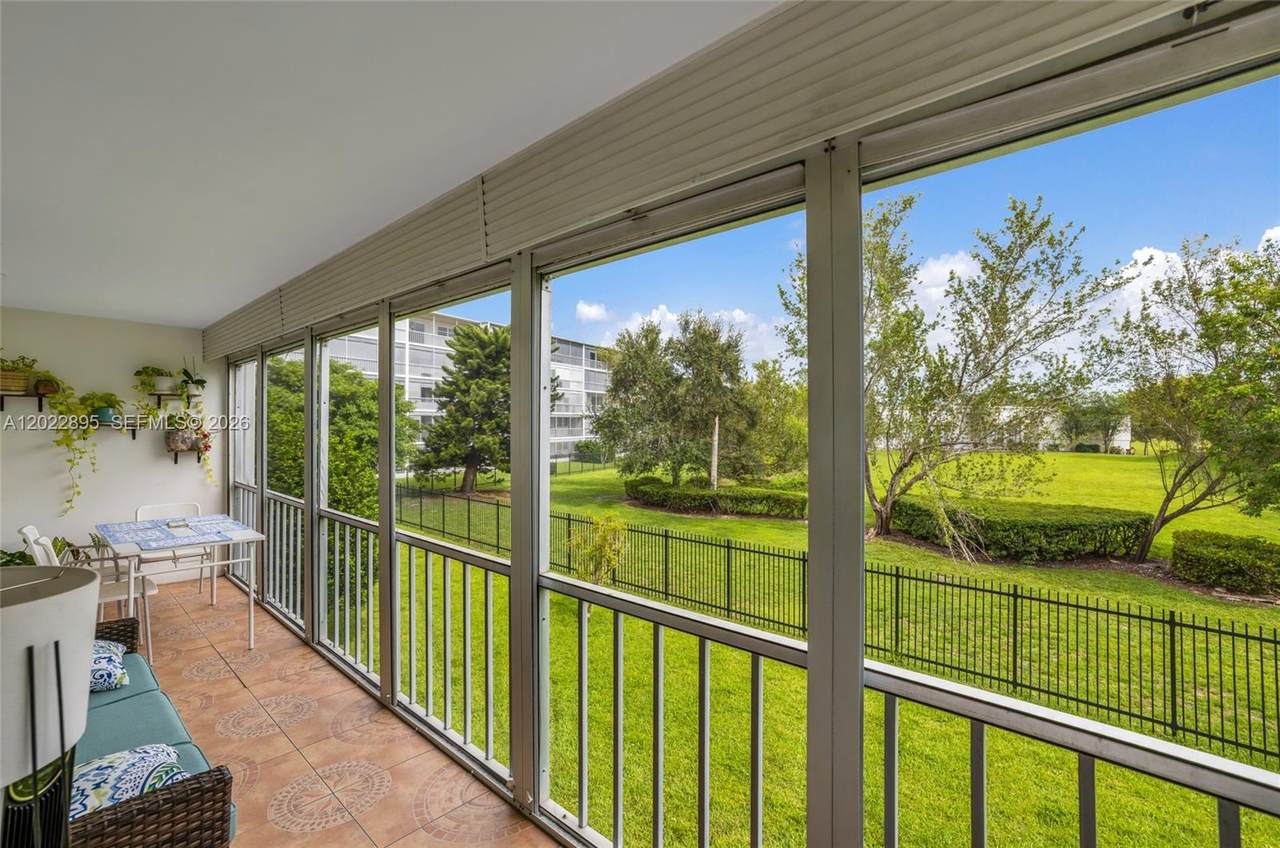 950 Hillcrest Dr - Photo 1