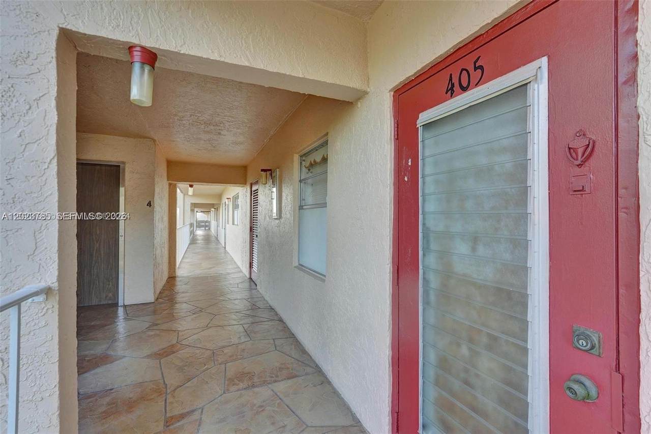 1030 Country Club Dr - Photo 1
