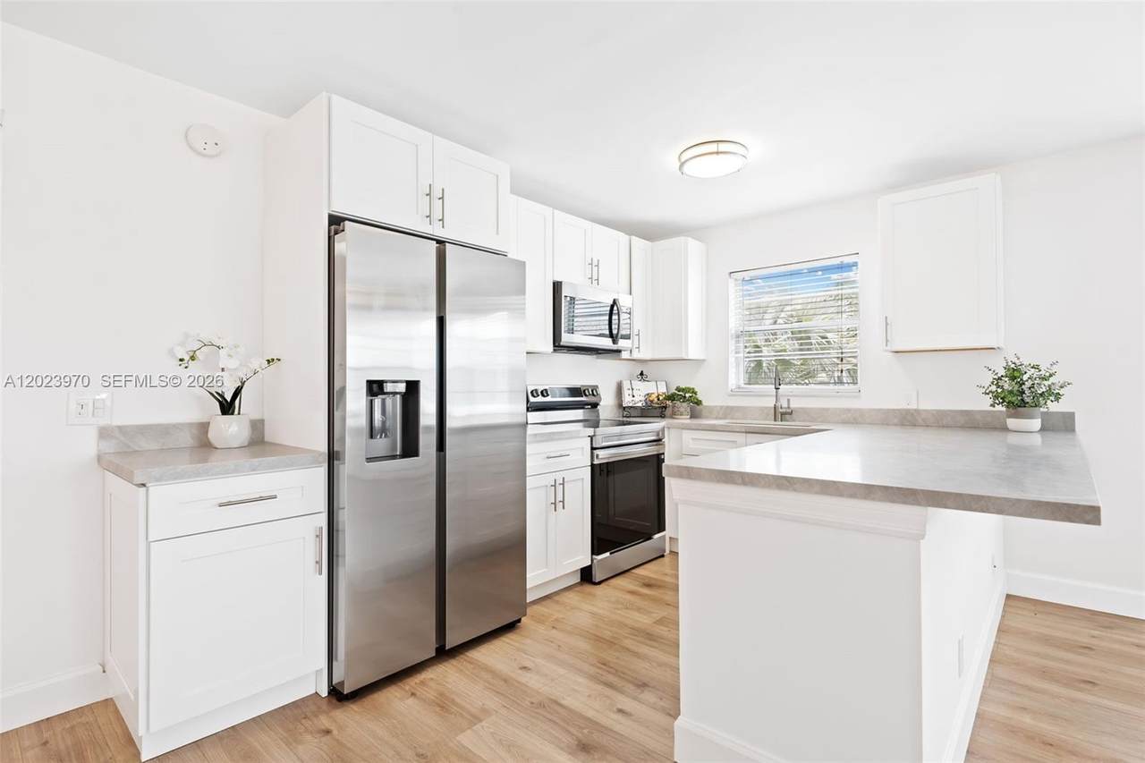 17 Lyndhurst - Photo 1