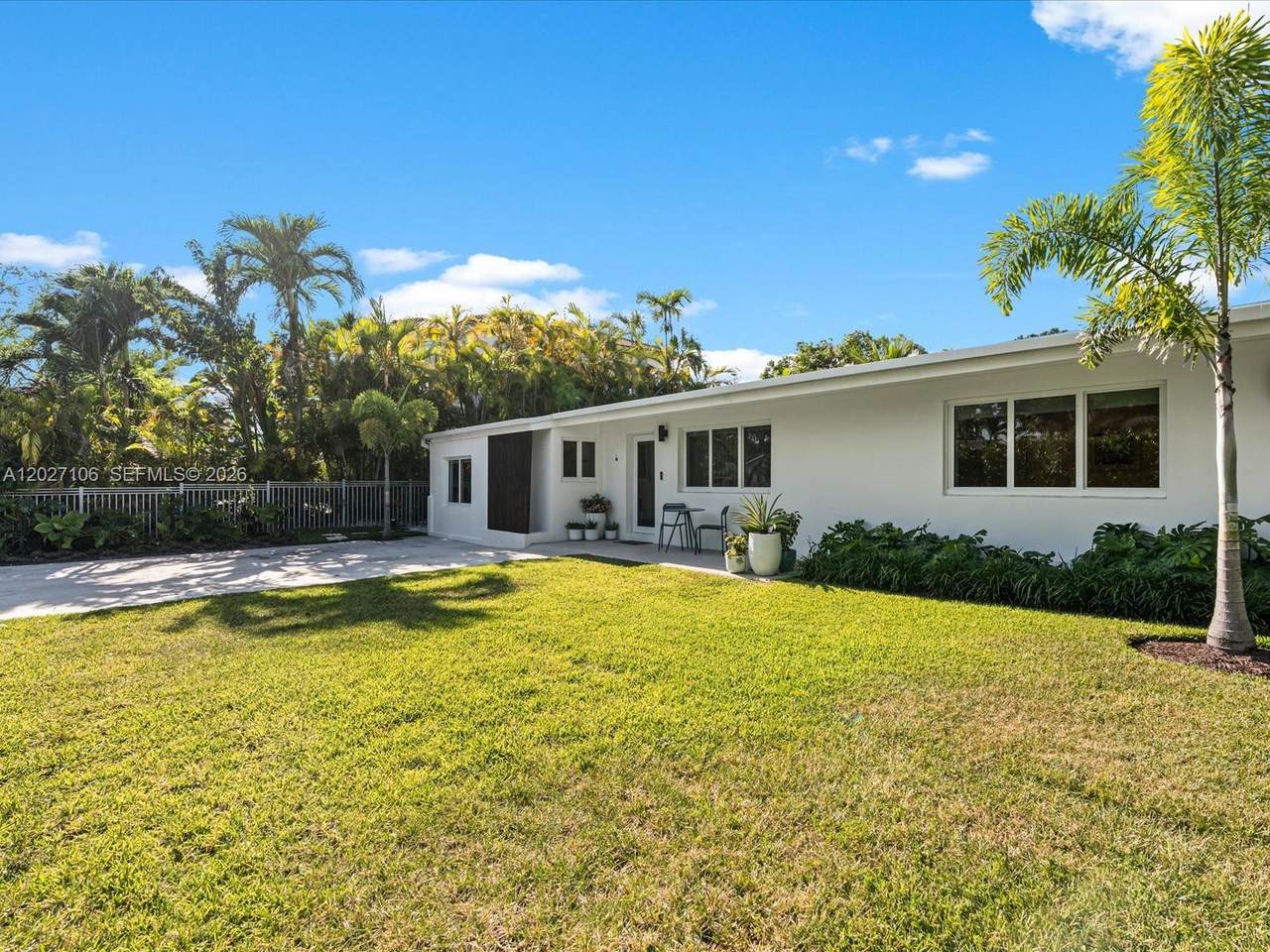 1945 Alamanda Dr - Photo 1