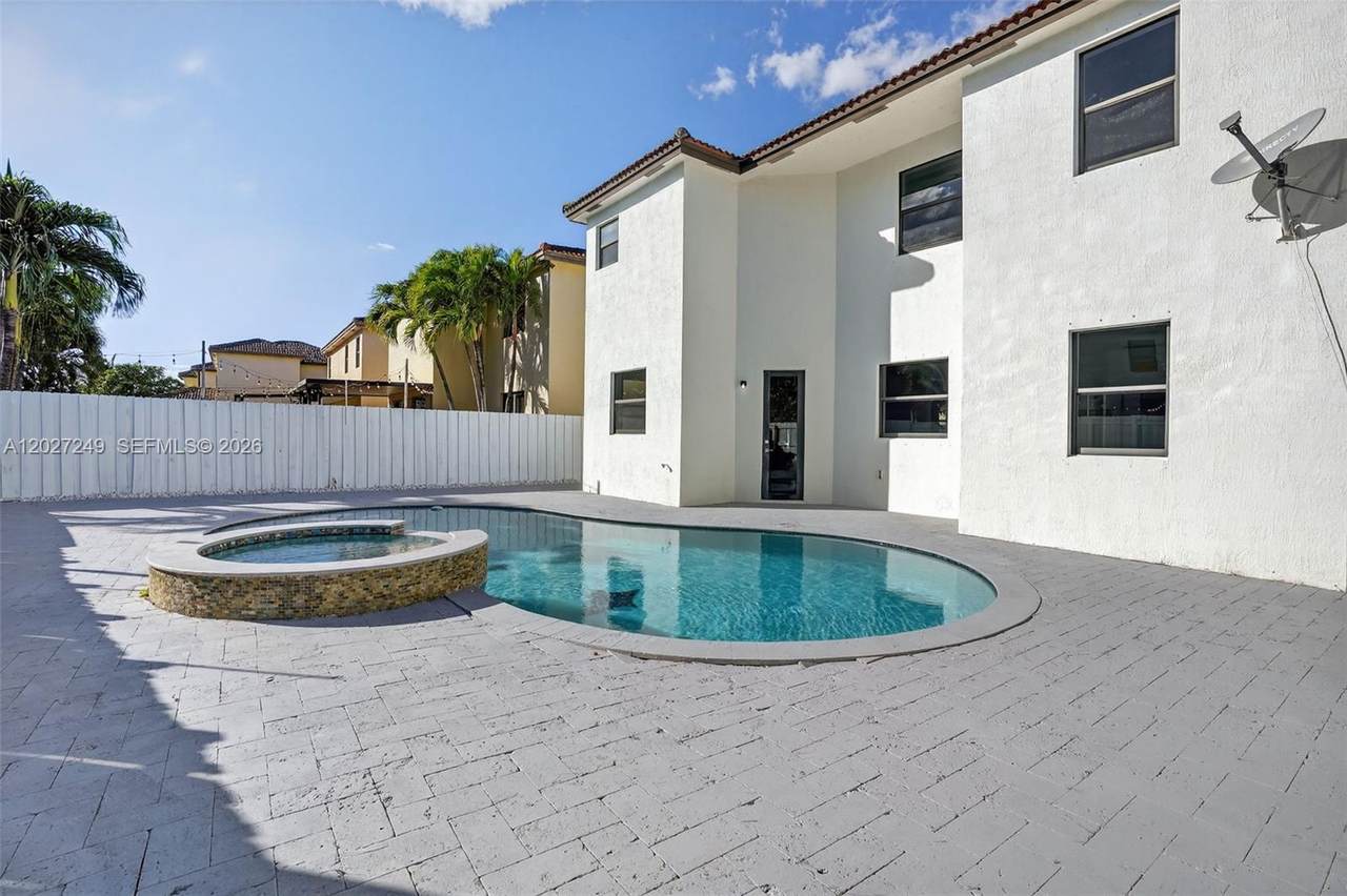 https://bt-photos.global.ssl.fastly.net/miami/1280_boomver_1_A12027249-2.jpg