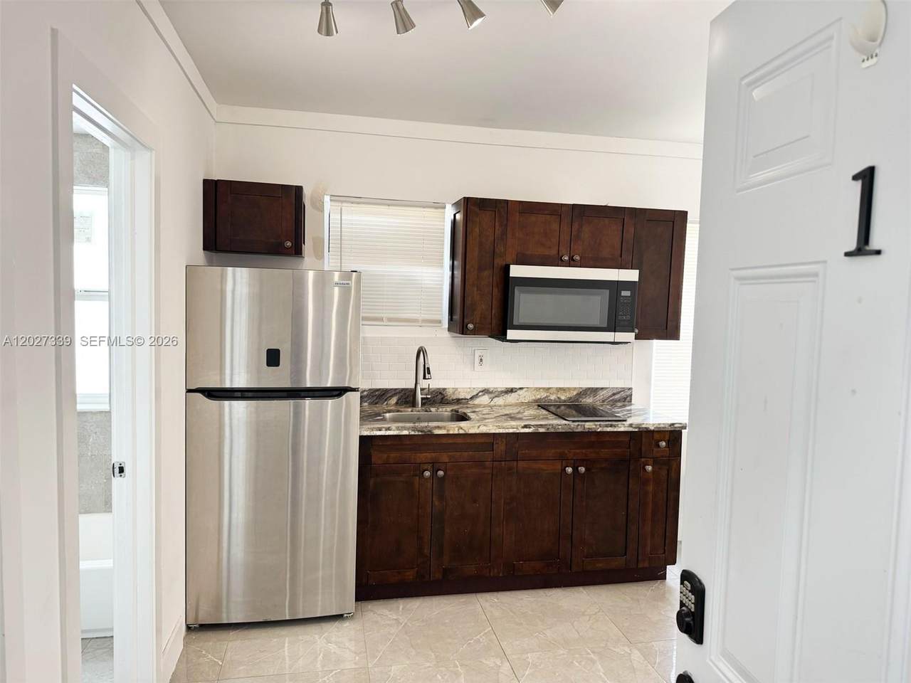 1631 3 St - Photo 1