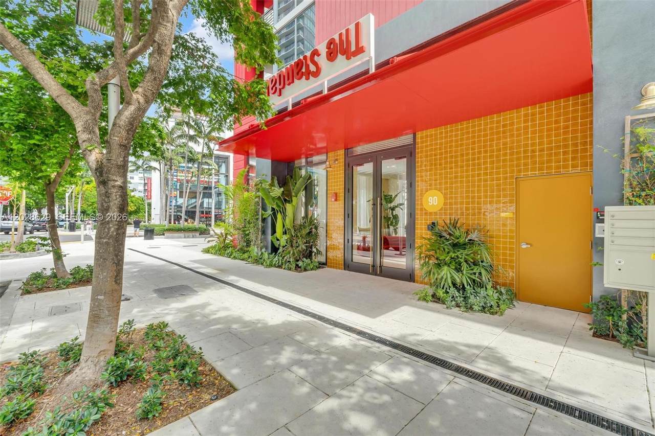 90 32nd St - Photo 1