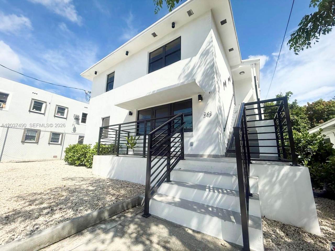 243 32nd St - Photo 1