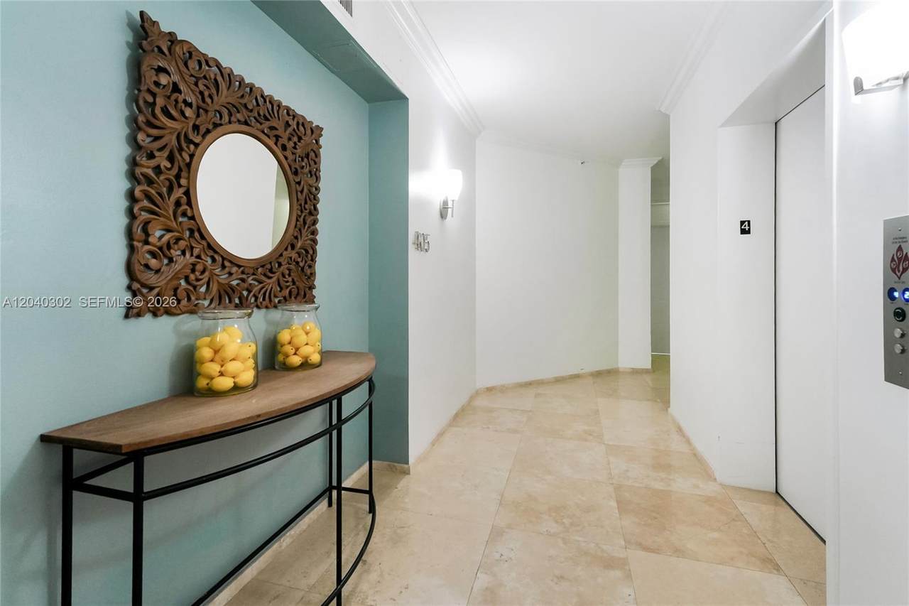300 Pointe Dr - Photo 1
