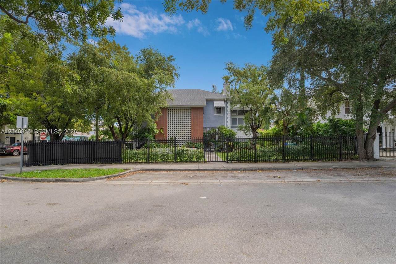 405 11th Ave - Photo 1