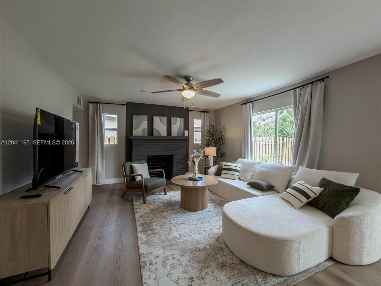 1813 10th St - Photo 1