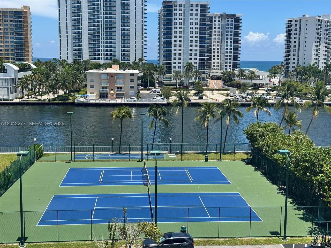 1000 Parkview Dr - Photo 1