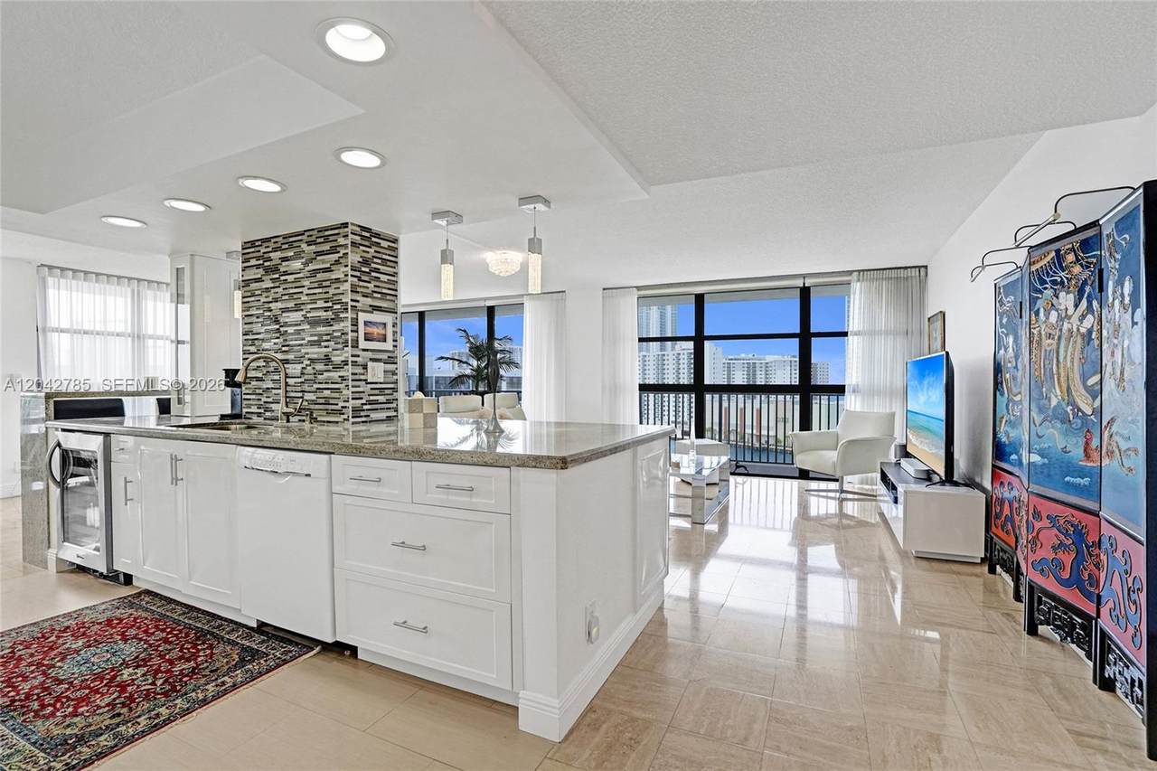 400 Leslie Dr - Photo 1
