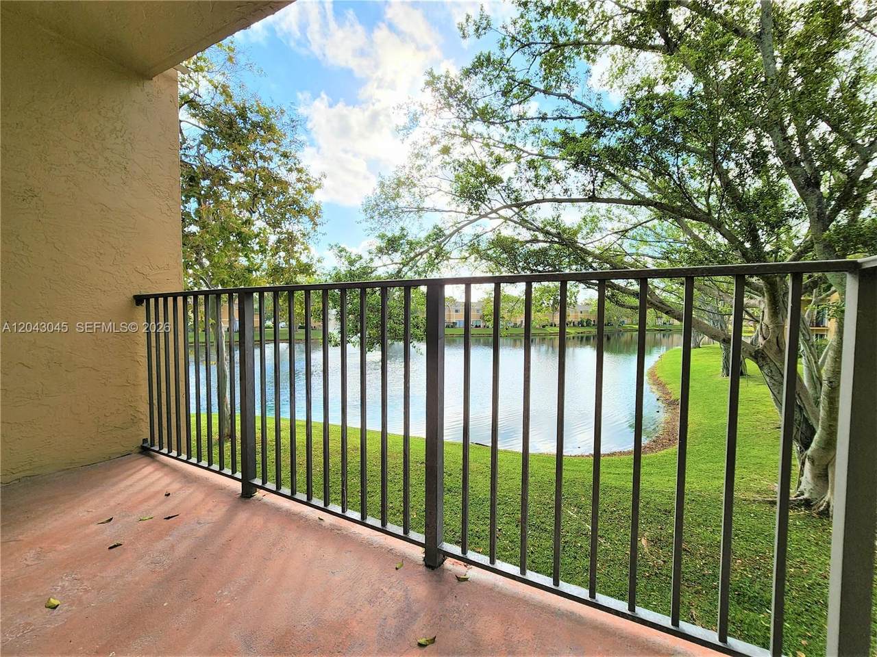 251 Palm Cir W - Photo 1