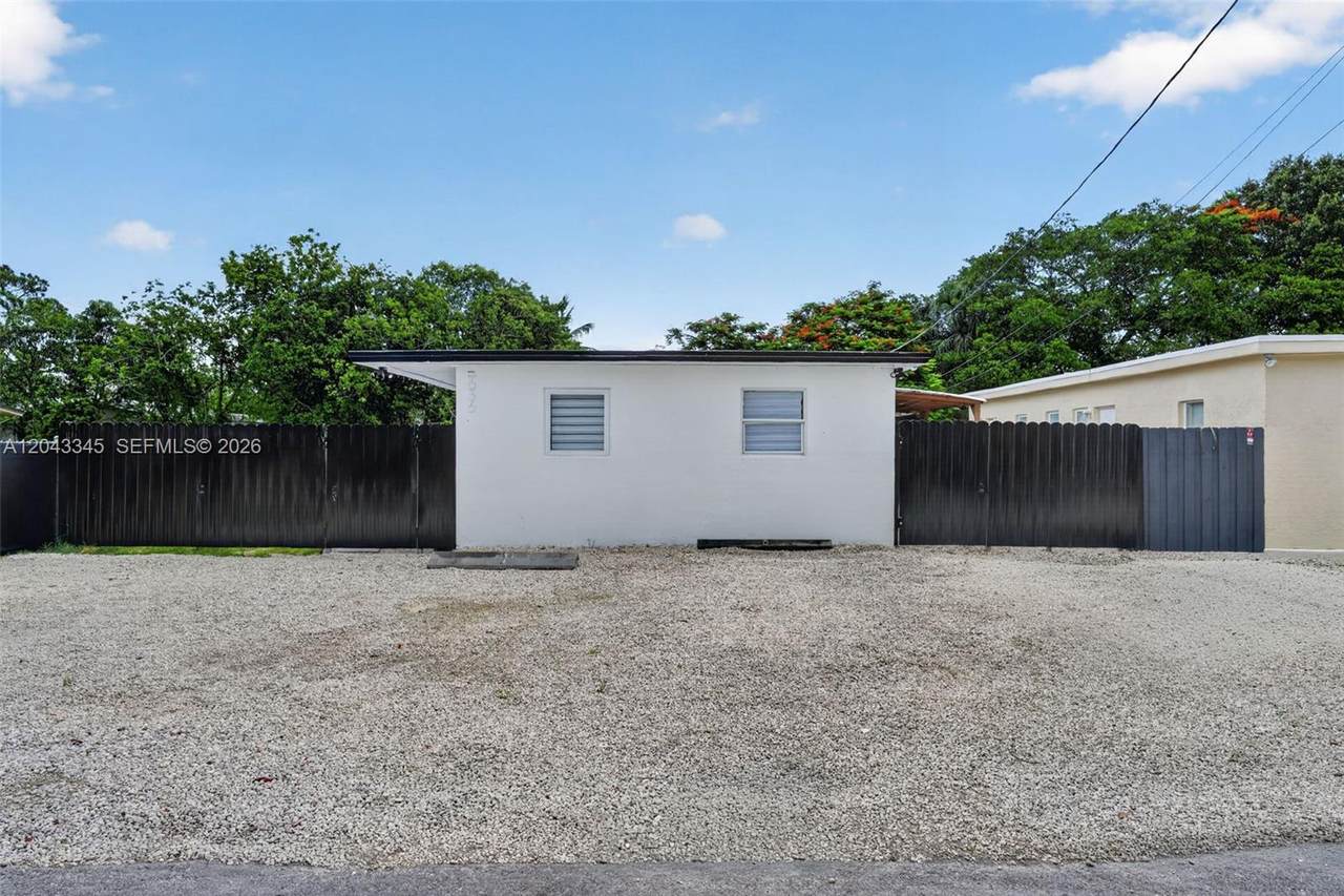 636 14th Ter - Photo 1