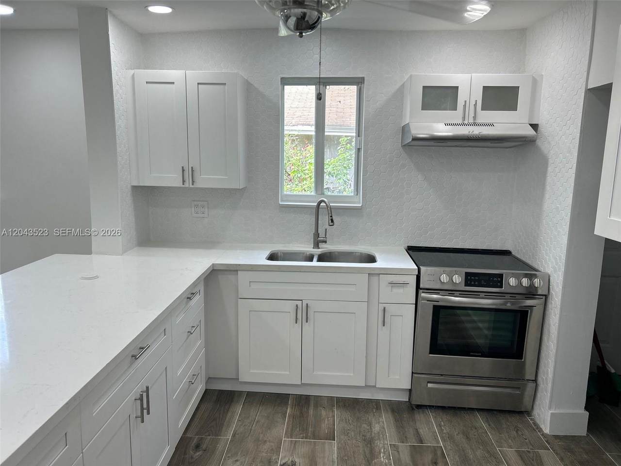 261 49th St - Photo 1