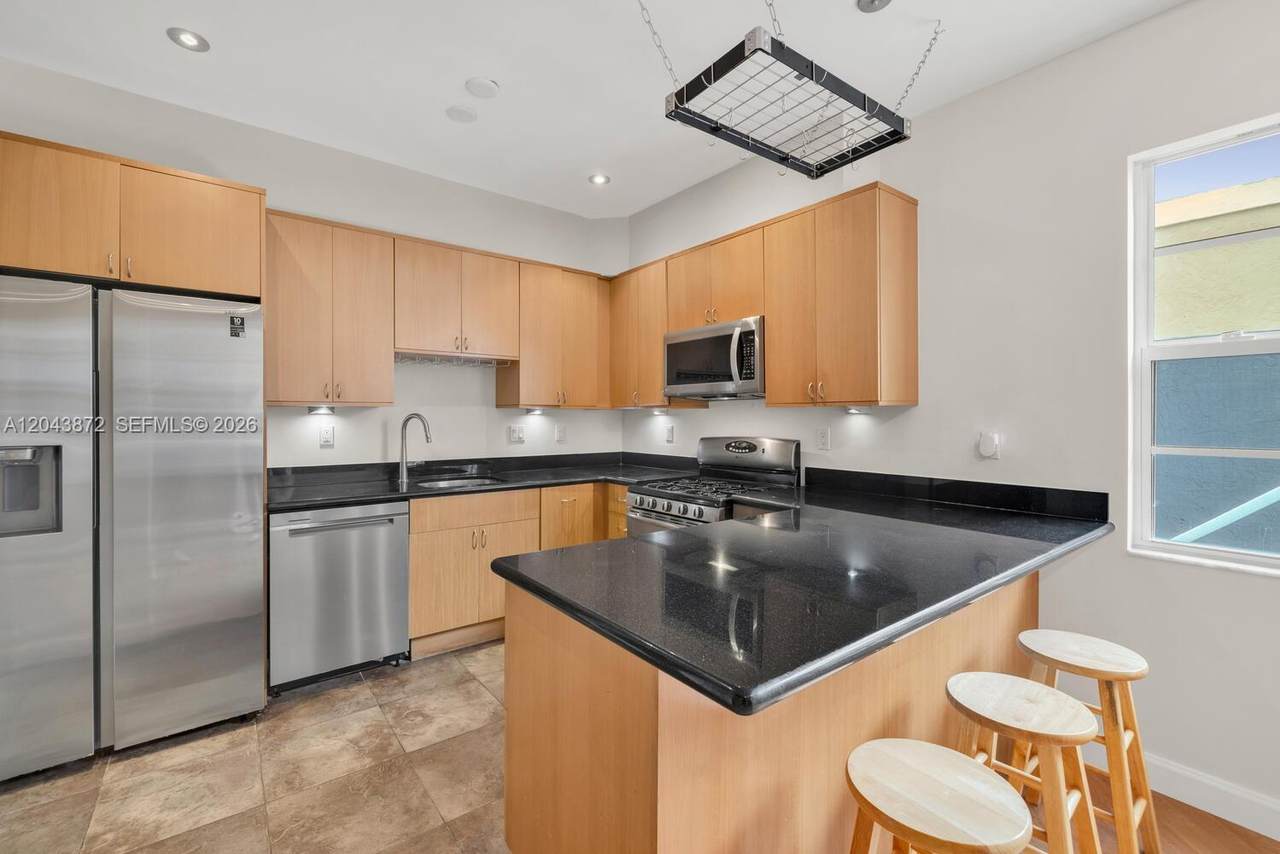 305 Jefferson Ave - Photo 1