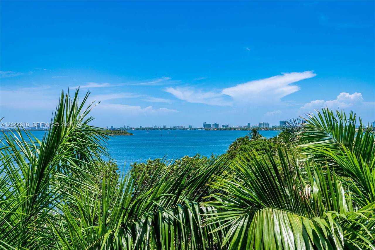 2000 Bayshore Dr - Photo 1