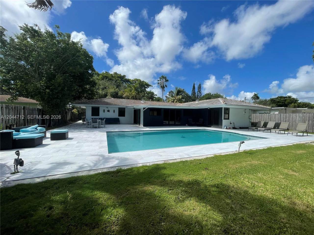 2115 Alamanda Dr - Photo 1
