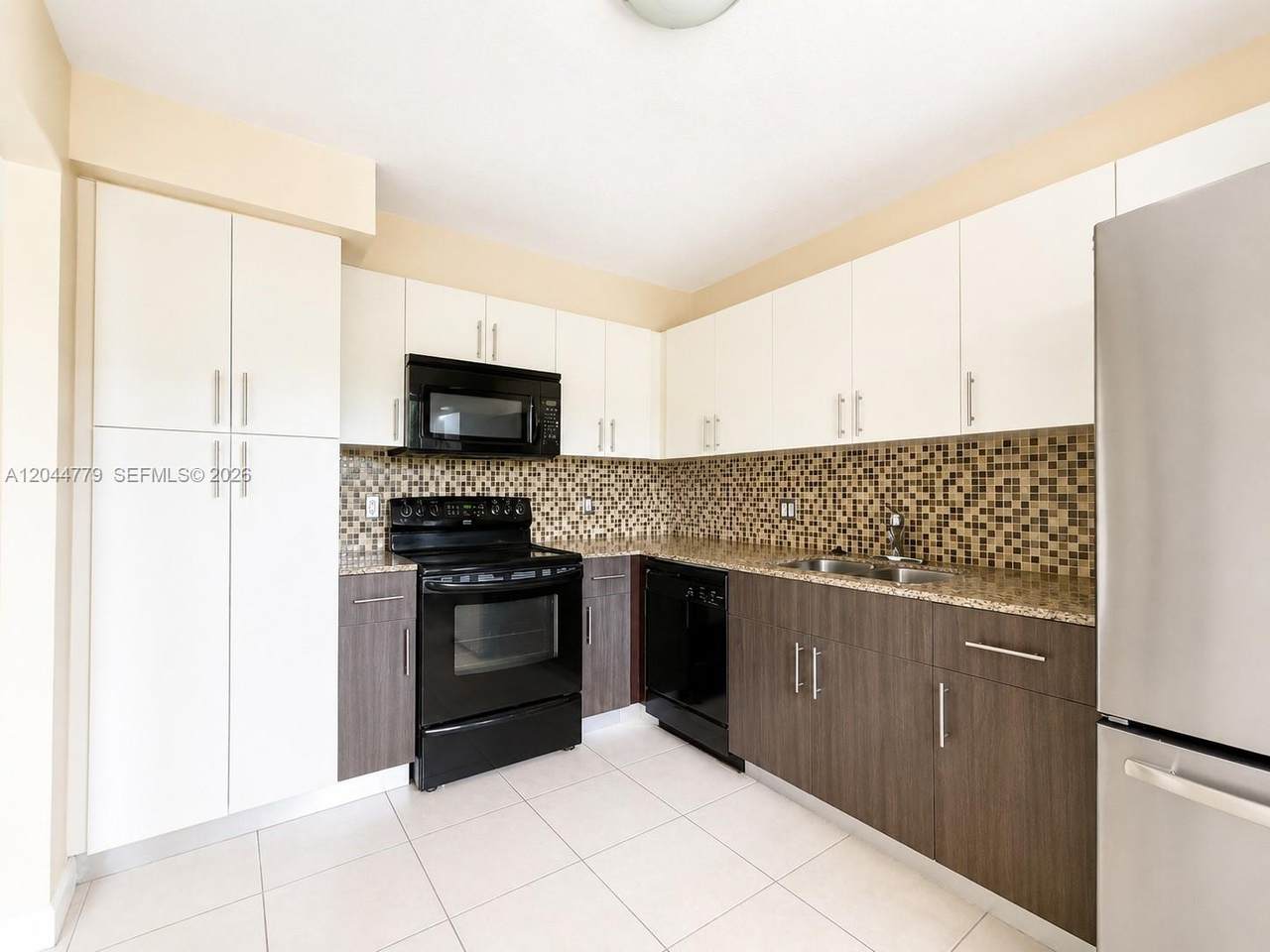 405 Lakeview Dr - Photo 1