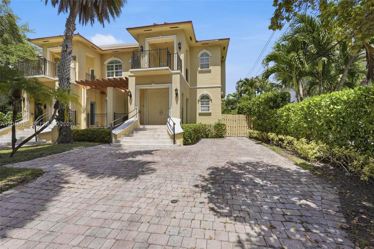 592 Fernwood Rd - Photo 1